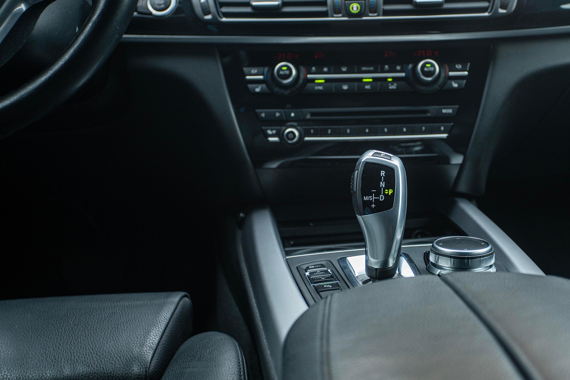 Coche automático o manual: guía completa para elegir en 2026